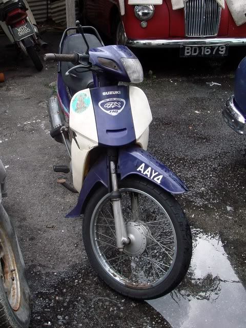 AAY4-SuzukiGSX.jpg